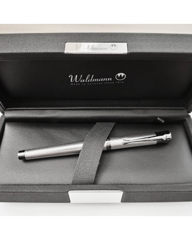 Stylo-plume Waldmann Tango ruthénium, argent sterling 925 entièrement guilloché décor petites pyramides, bec or 18 carats