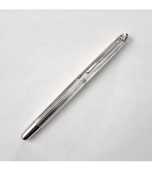 Stylo-plume Waldmann Pocket 2381, argent sterling 925, entièrement guilloché décor lignes parallèles, bec inox largeur M