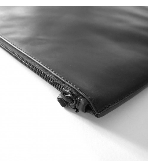 Poche plate zippée sur deux côtés pour grands formats, cuir noir doublé tissu.