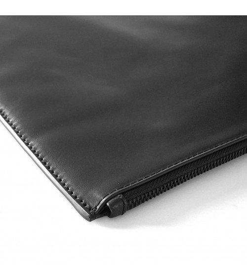 Poche plate zippée sur deux côtés pour grands formats, cuir noir doublé tissu.