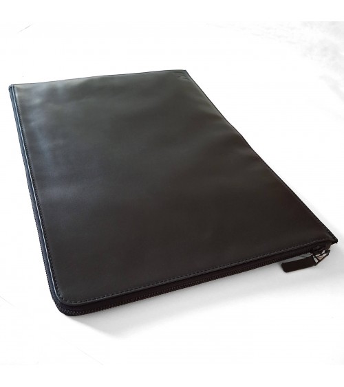 Poche plate zippée sur deux côtés pour grands formats, cuir noir doublé tissu.