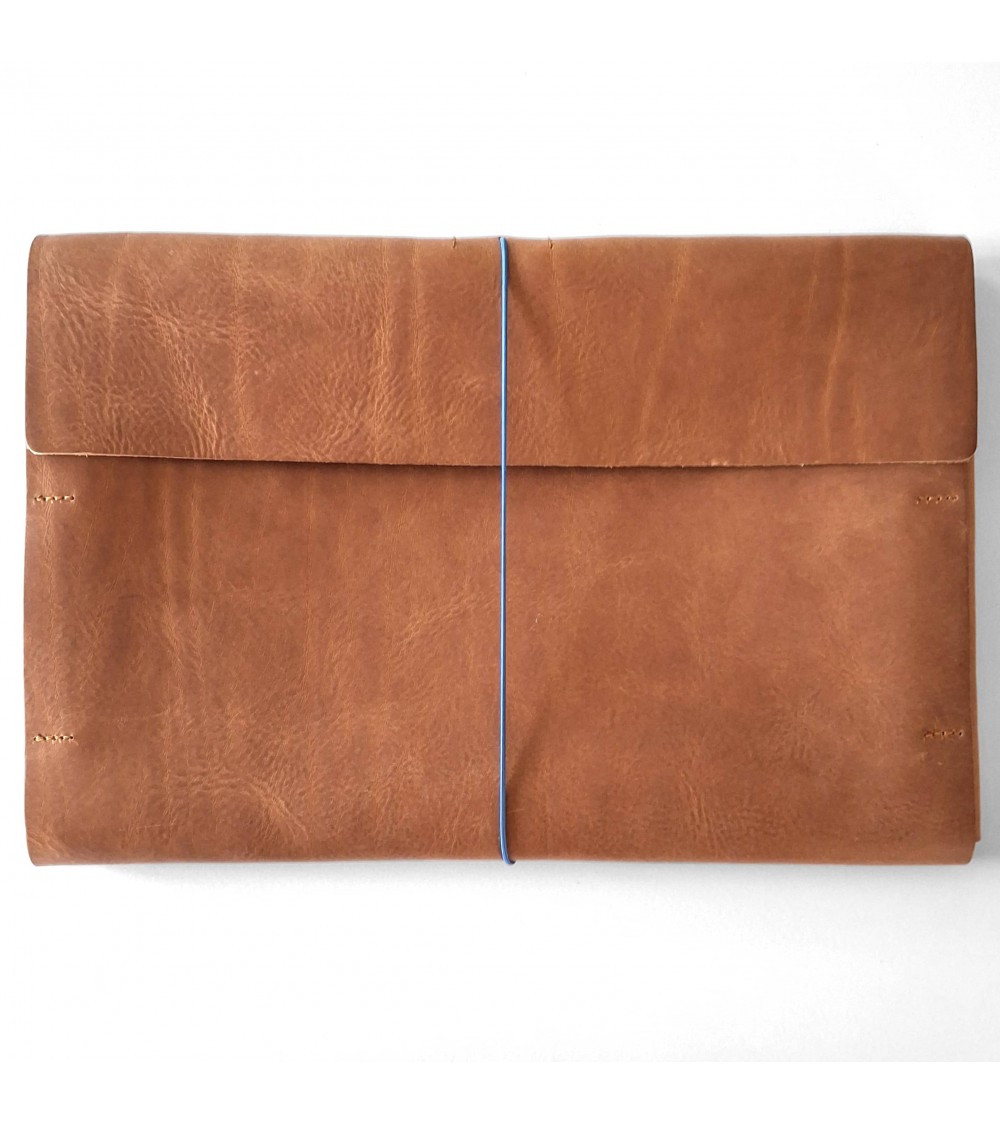 Poche plate à rabat PA, cuir épais cognac