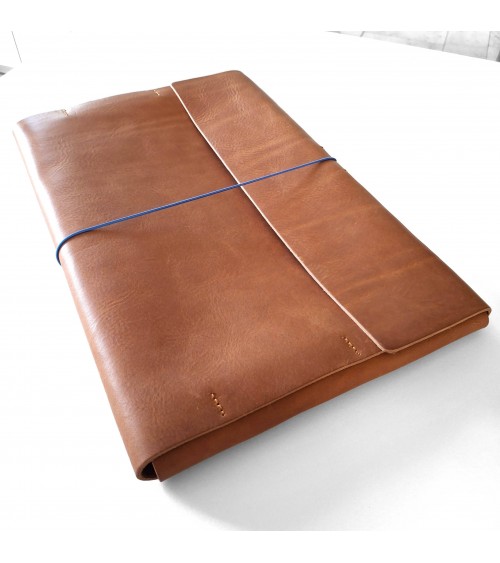 Poche plate à rabat PA, cuir épais cognac