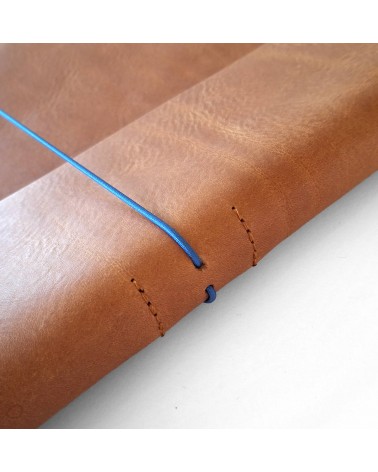 Poche plate à rabat PA, cuir épais cognac