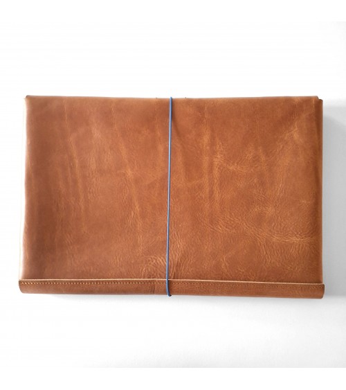 Poche plate à rabat PA, cuir épais cognac