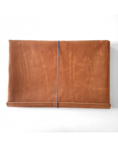 Poche plate à rabat PA, cuir épais cognac
