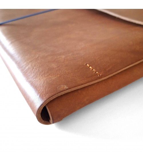 Poche plate à rabat PA, cuir épais cognac