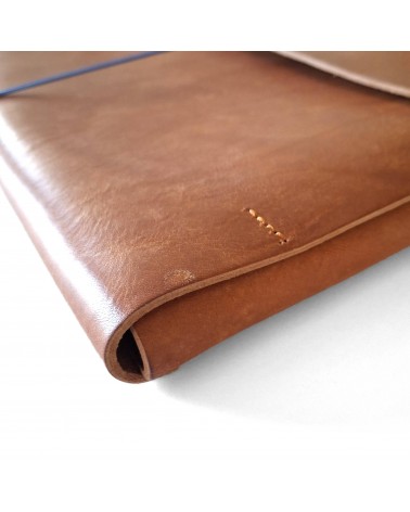 Poche plate à rabat PA, cuir épais cognac