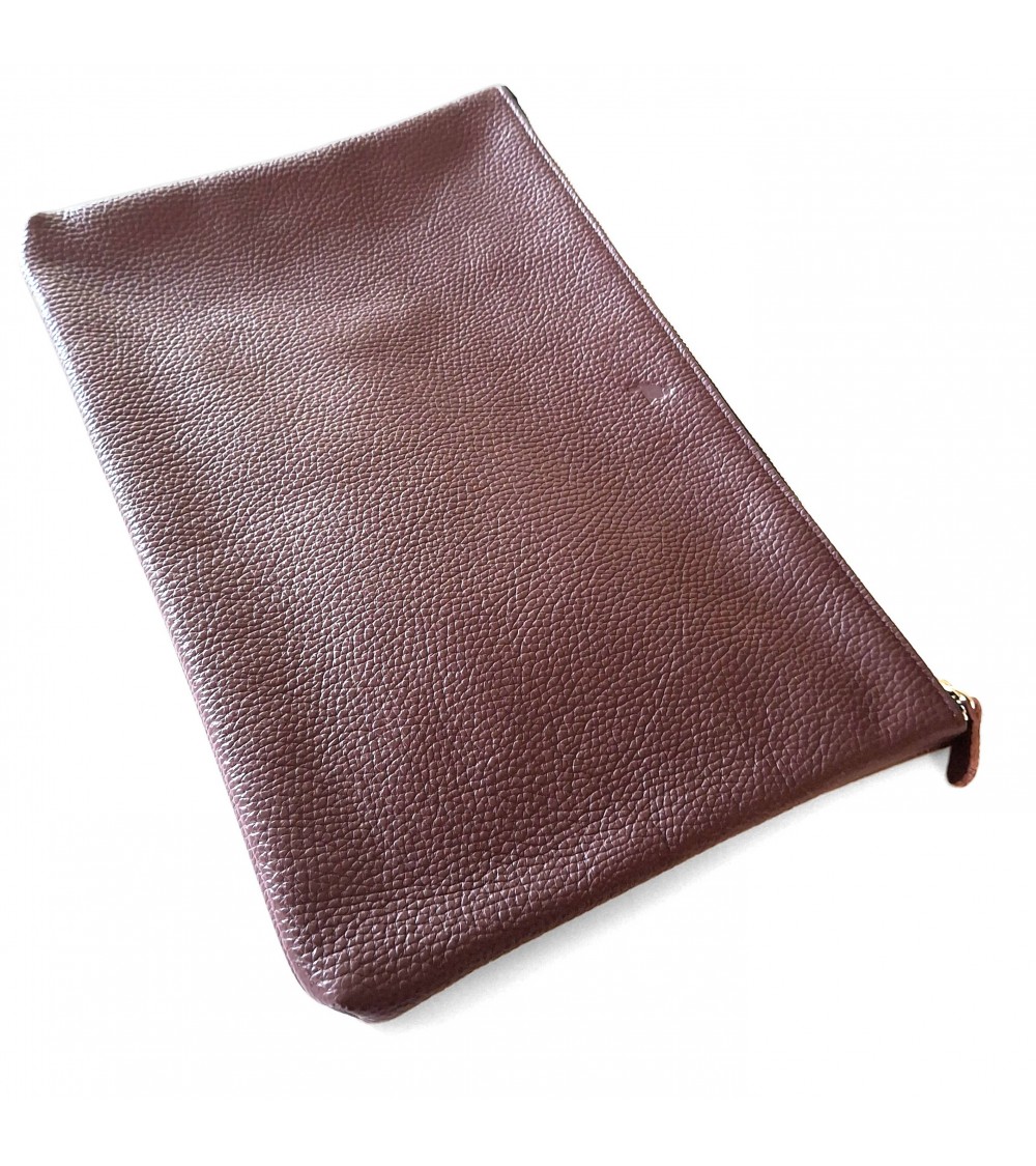 Poche plate zippée pour format A4, cuir grainé bordeaux foncé, doublé.