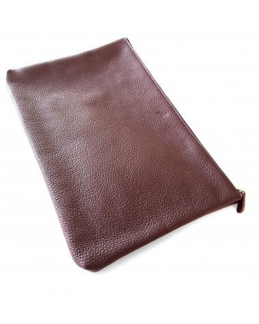 Poche plate zippée pour format A4, cuir grainé bordeaux foncé, doublé.