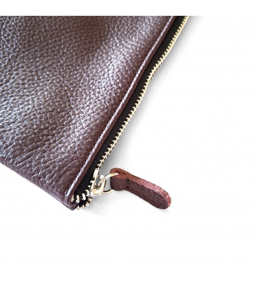 Poche plate zippée pour format A4, cuir grainé bordeaux foncé, doublé.