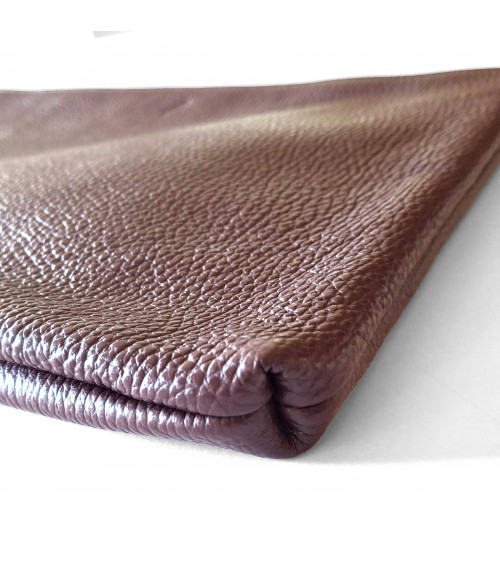 Poche plate zippée pour format A4, cuir grainé bordeaux foncé, doublé.