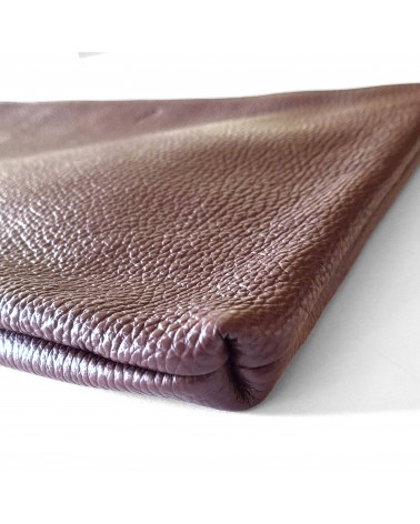 Poche plate zippée pour format A4, cuir grainé bordeaux foncé, doublé.