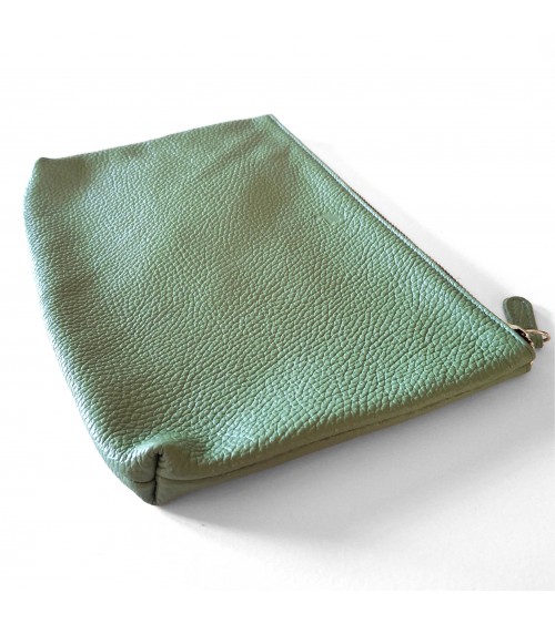 Poche plate zippée pour format A5, cuir grainé vert sauge