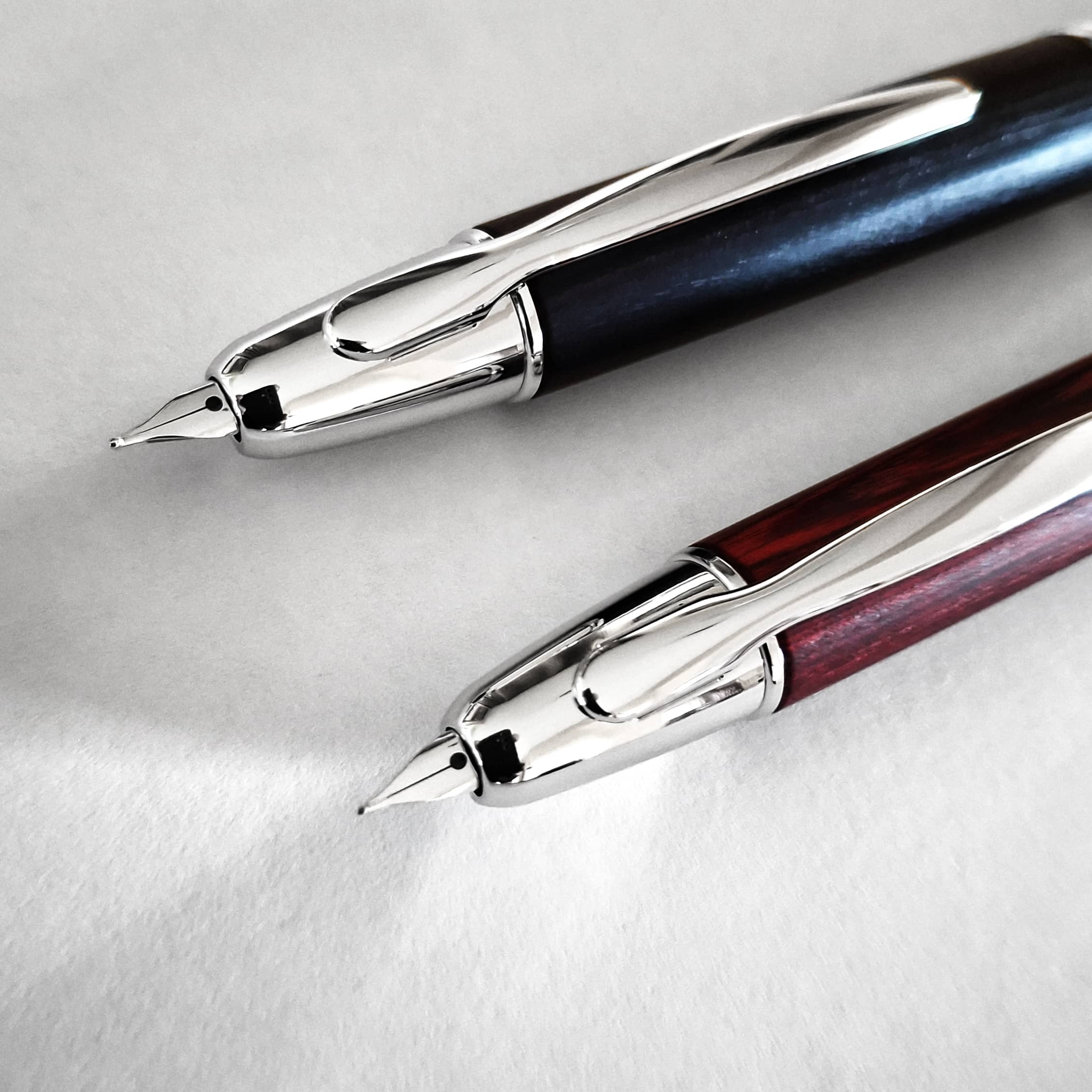 stylos-plume Pilot Capless Wood Argent-Noir et Argent-Rouge