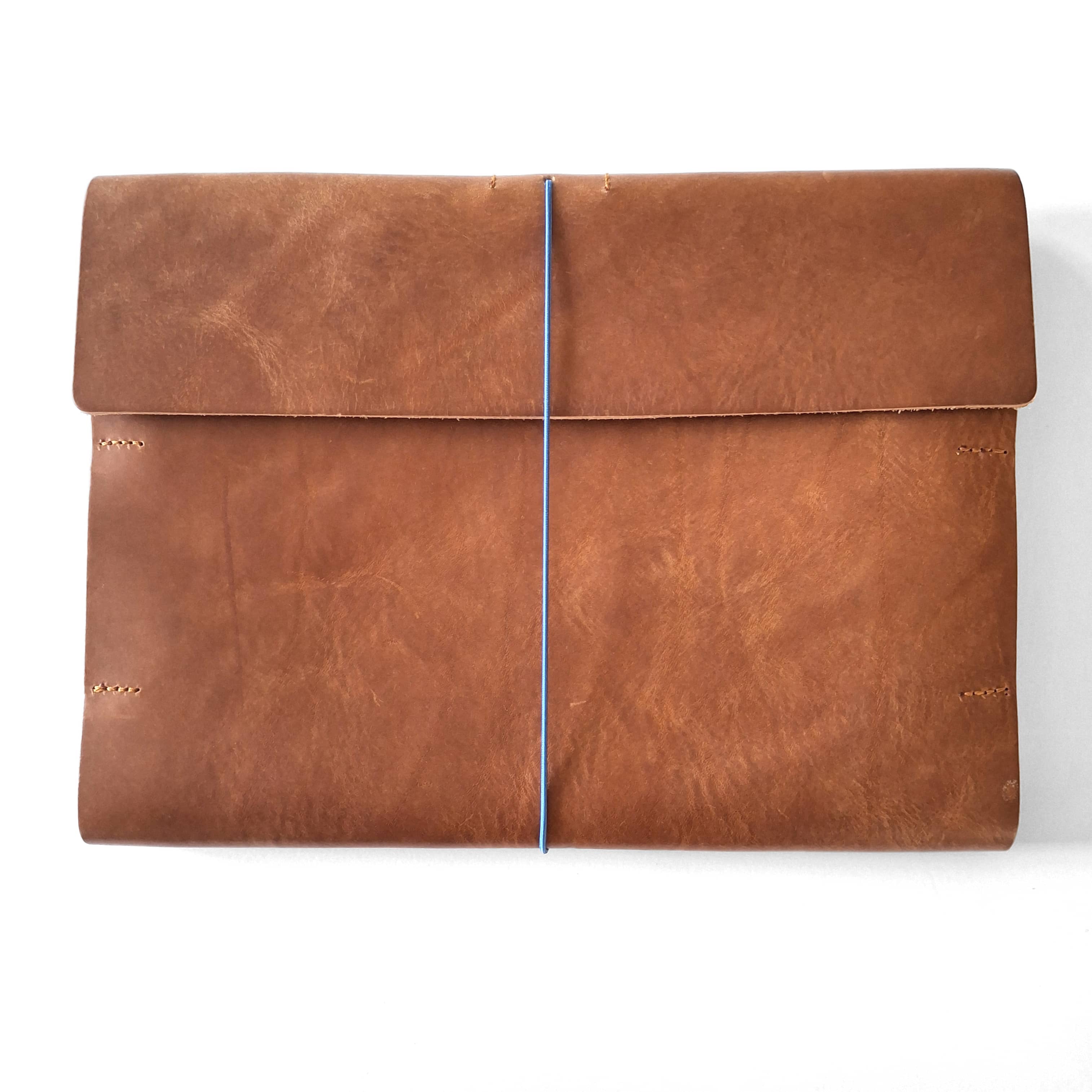 Poche plate à rabat PA, cuir épais cognac